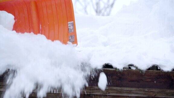 仔细看屋顶上厚厚的白雪