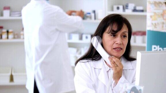 女药剂师与顾客通电话