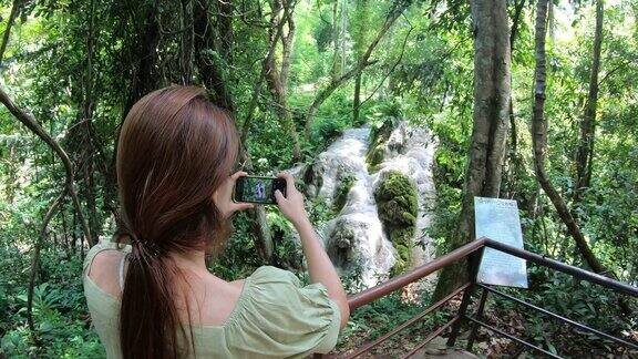 寂静森林中的徒步旅行者女子探索荒野