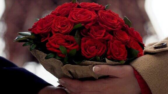 男人给女朋友送一束红玫瑰情侣捧花束花店
