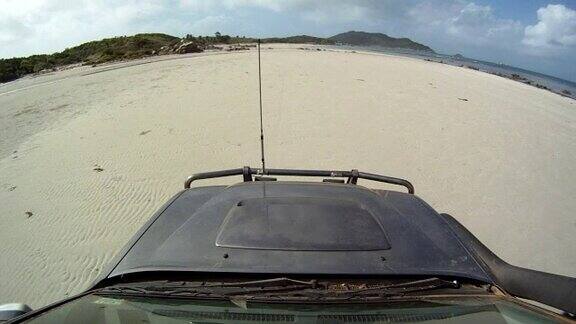 在澳大利亚北部的海滩上开车