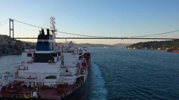 2019年7月10日土耳其伊斯坦布尔“杰玛”号油轮正穿越博斯普鲁斯海峡前往黑海oe01