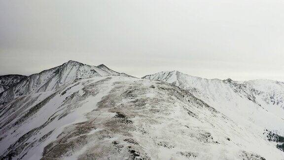 在暴风雪后飞过白雪覆盖的山脉科罗拉多州西尔弗索恩外的无人机鸟瞰图4k视角的落基山脉和白雪覆盖的阿拉帕霍和罗斯福国家森林