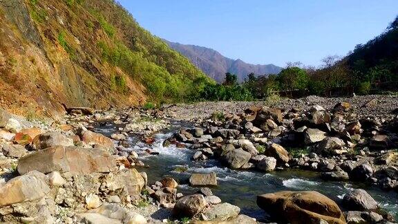 印度拉克斯曼吉胡拉的恒河景色