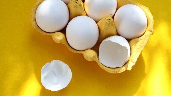 6个鸡蛋装在盒子里放在旋转的黄色盘子上