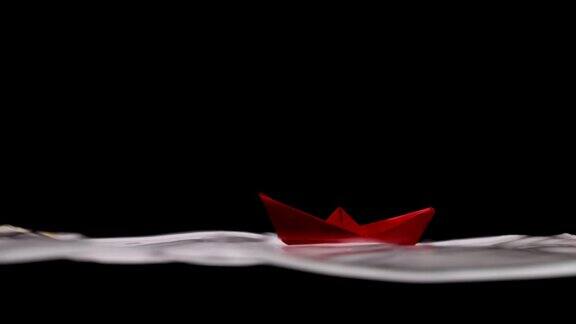 红纸船在水面上