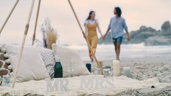 一对幸福的年轻夫妇在求婚后在海滩上散步一对相爱的男女庆祝他们的订婚