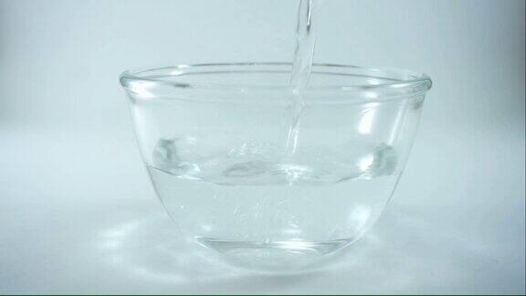 将清水倒入玻璃碗中