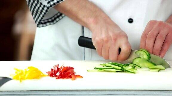 厨师手切黄瓜