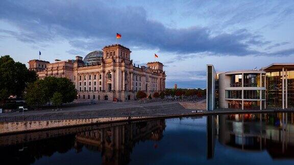 德国柏林施普雷河国会大厦的夜晚到白天的时间流逝