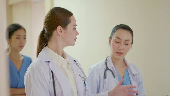 团队专业医疗女医生同行共商诊疗谈论病人的病情和住院的程序医务人员医疗保健概念