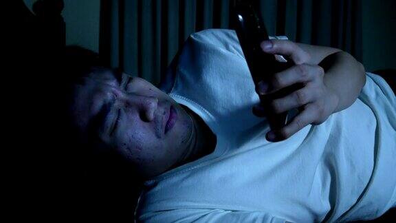 男人正在床上睡觉被手机铃声吵醒