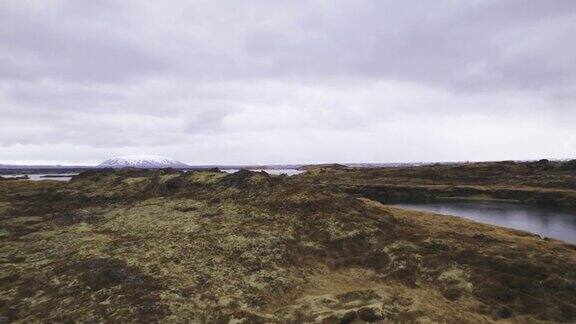 冰岛的风景被平静的湖水和晴朗的天空所包围