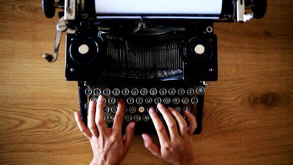 用老式打字机打字的作家
