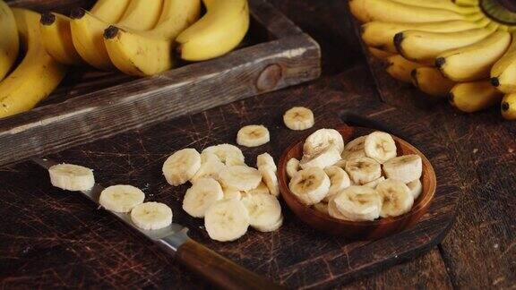 用刀把香蕉切成片放在盘子里