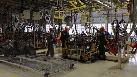 白俄罗斯鲍里索夫2021年10月29日:现代化的汽车厂工人们站在车身及其部件旁边