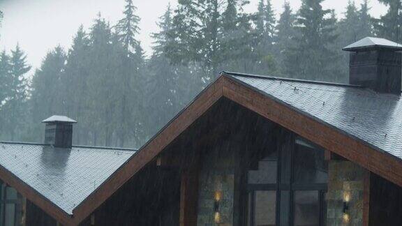 大雨倾泻在屋顶上