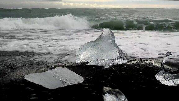 Jokulsarlon海滩上的冰山