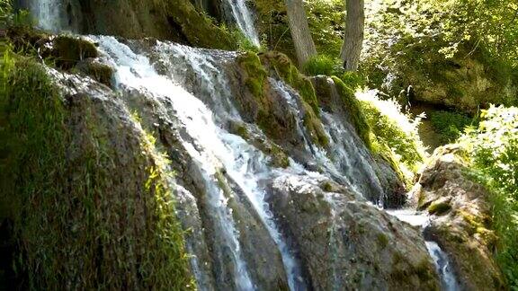 美丽的森林中流淌的小瀑布
