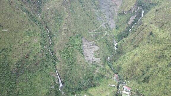 秘鲁安第斯山脉的瀑布鸟瞰图