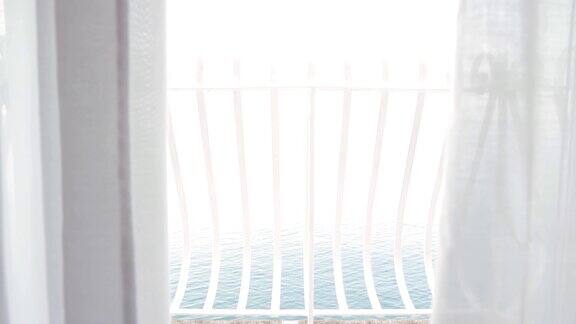 高清多莉:阳台窗帘在风中飘扬