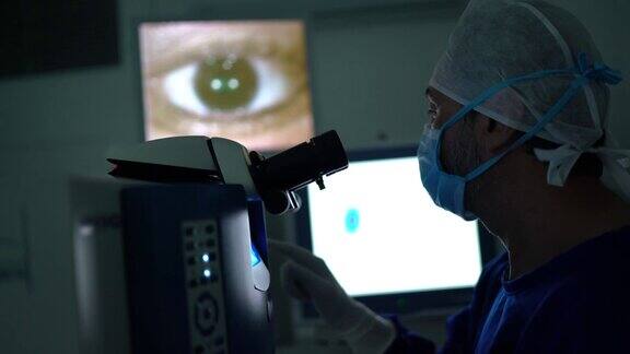 医生在做检查或手术时在监视器中查看图像