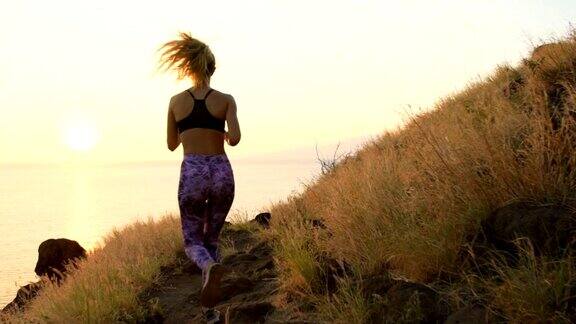 女性运动员在户外大自然中锻炼在日落
