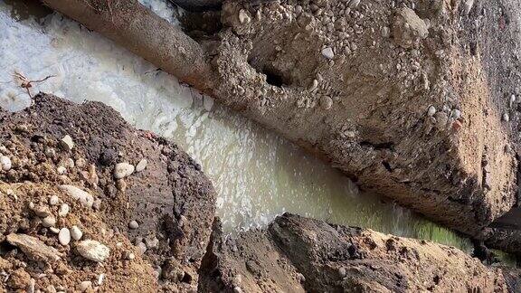 沟渠填满水更换管道和通讯