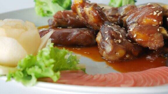 亚洲菜泰国菜:炒猪骨配辣酱和蔬菜