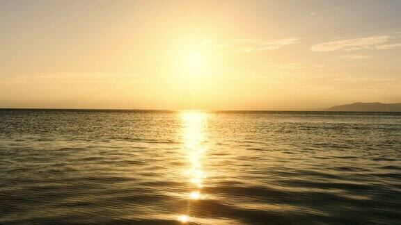 夕阳反射在海面上
