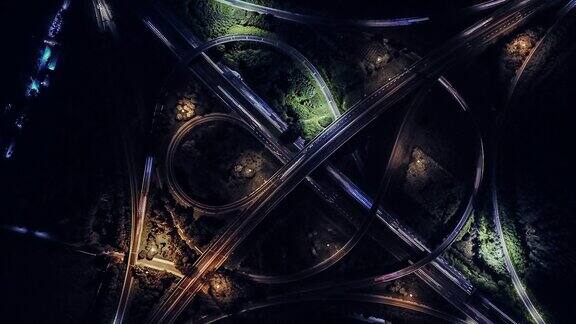 无人机视角下的立交桥和城市交通在夜间
