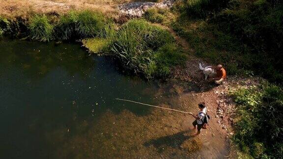 父子在河边钓鱼