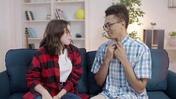 十几岁的女孩和害羞的戴眼镜的混血儿调情约会尴尬的年龄