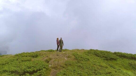 这对夫妇站在风景如画的山上