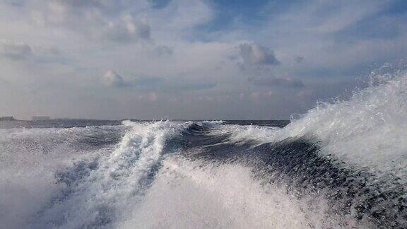 从海面低角度观察汽艇在水中升起的尾流