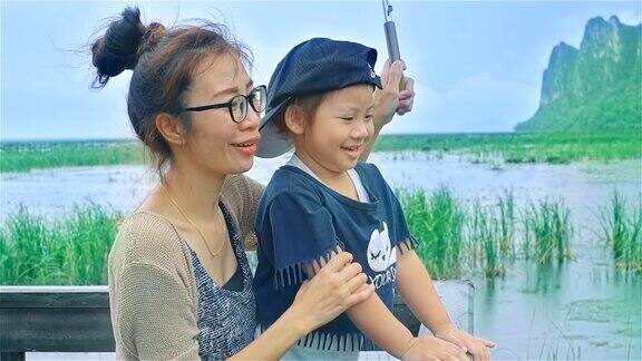 在一个下雨的星期天母女俩撑着伞在雨中放松