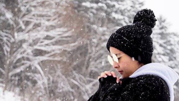 年轻女子在雪地里祈祷