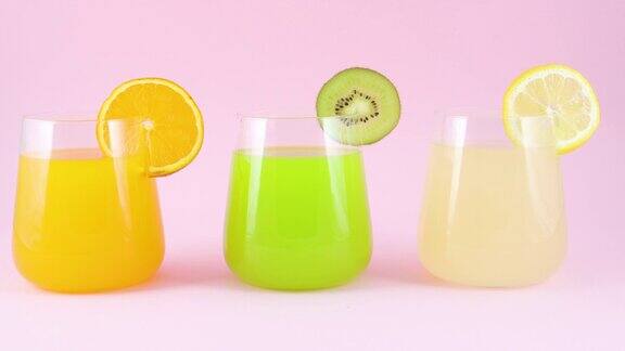 三杯各种果汁用橙汁、柠檬汁和猕猴桃汁饮用