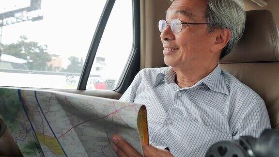 一位老人乘出租车旅行还在看地图运动旅行旅程全球生活方式假期教育服务商务旅行