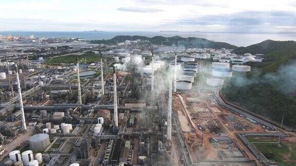 无人机拍摄的石油和石化工业背景的石油和天然气炼油厂在日出在东南亚