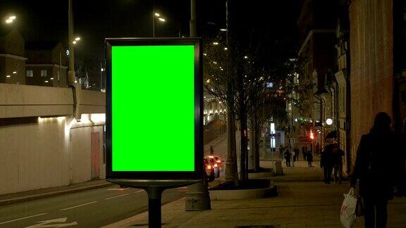 荒无人烟的街道上一个有绿色屏幕的广告牌很少有人和机器