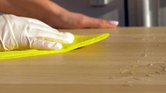 给家庭主妇用橡皮手套擦抹布脏桌子用清洁剂