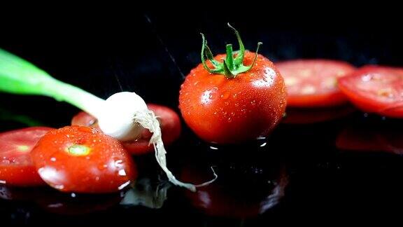 SLOMO番茄在潮湿的表面上旋转并被泼水