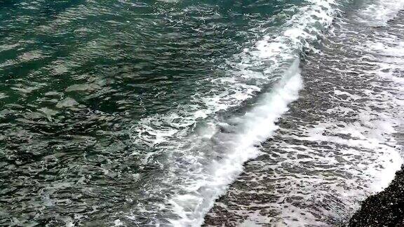 海浪冲击岸边