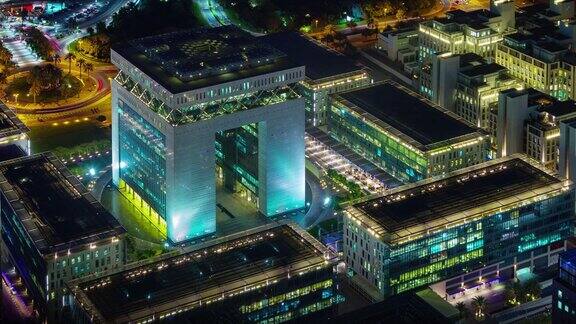 夜间照明迪拜金融大厦屋顶全景4kTimelapse阿拉伯联合酋长国