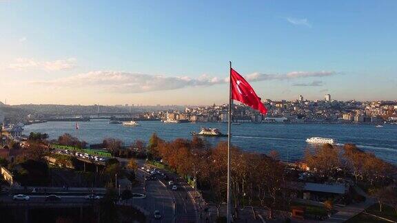 鸟瞰图伊斯坦布尔博斯普鲁斯海峡和土耳其国旗