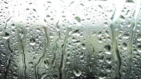 雨滴落在窗玻璃上背景是建筑物