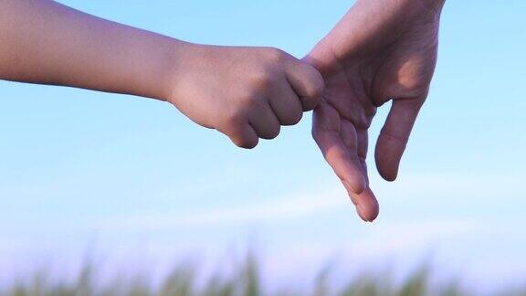 孩子握着父母的手指