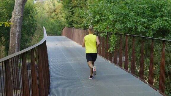 夏天在桥上跑步的慢跑者