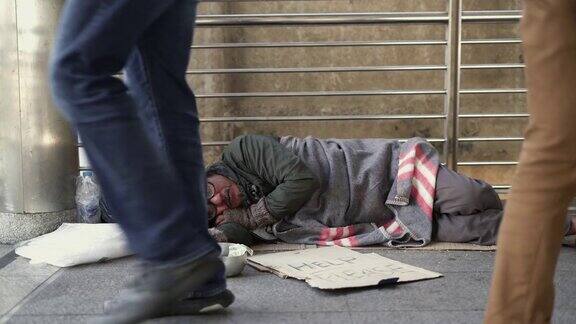 行人和无家可归者睡在人行道上